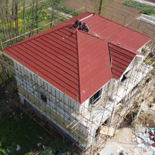 Verschiedene Arten und Farben Klassischer heißer Verkauf Aluminium Zinkgrün zurückbindungsstein beschichtetes Stahl Metalldachfliesen Herstellenmaschine Maschine